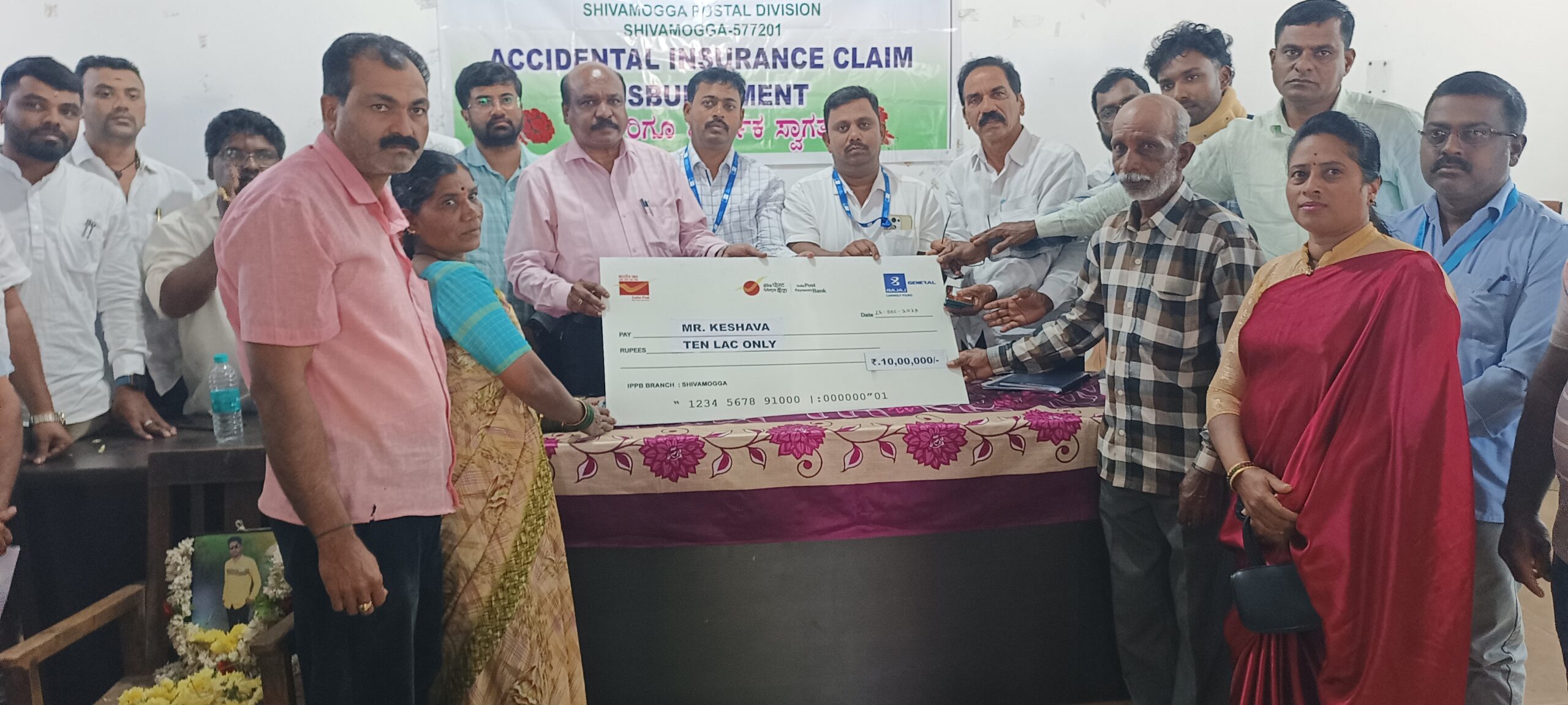 23 RPT 1 scaled ₹10 ಲಕ್ಷ ಚೆಕ್ ವಿತರಣೆ: ಅಂಚೆ ಇಲಾಖೆ ಯಿಂದ ಮೃತ ಗೋಣಿಕೆರೆ ಕೇಶವನ ಕುಟುಂಬಕ್ಕೆ ಮಾನವೀಯ ಸ್ಪಂದನೆ
