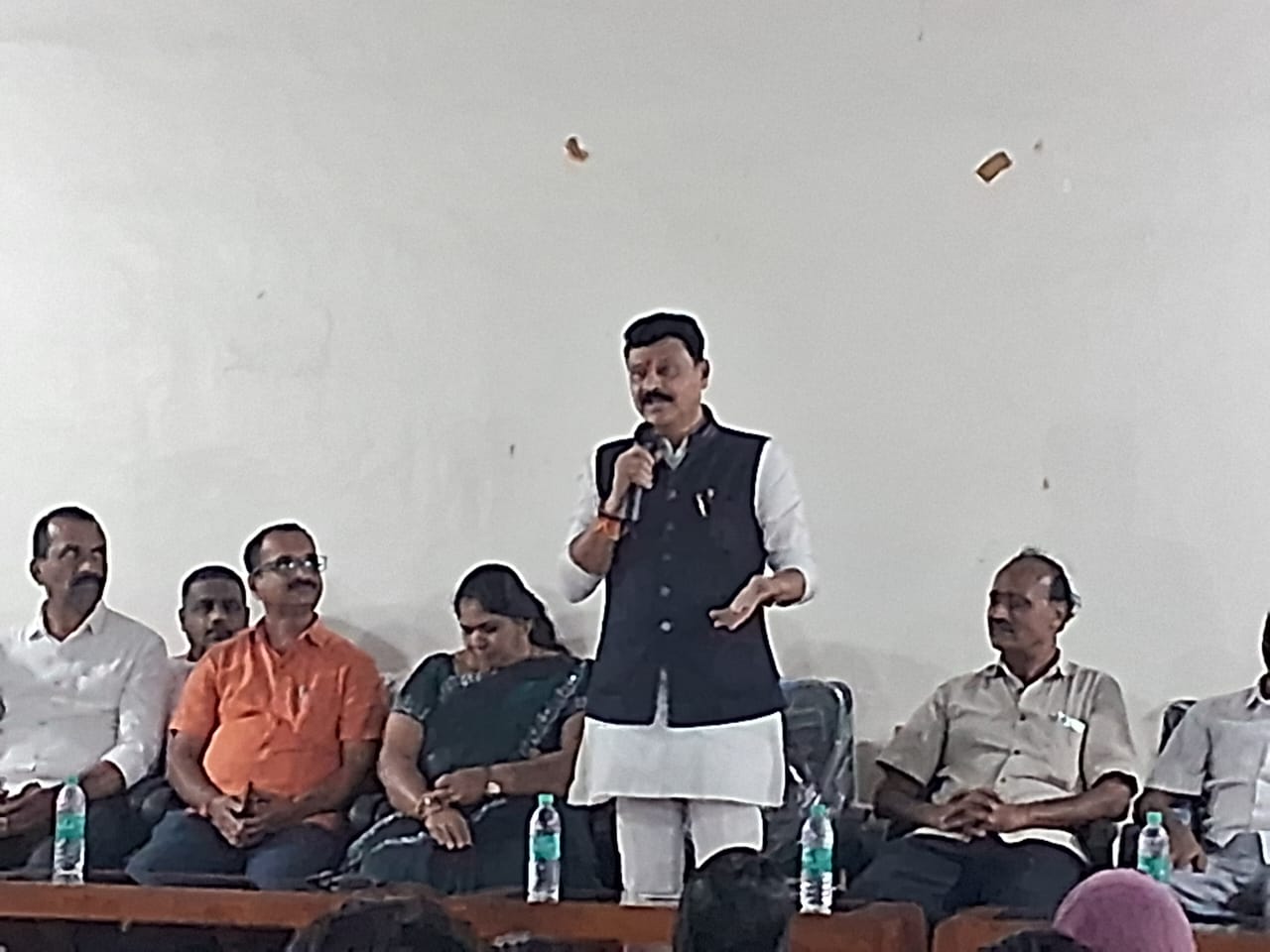 IMG 20251206 WA0002 2 ಪಟ್ಟಣದ ಸಾವರ್ಕರ್ ರಸ್ತೆಯ ಕಾಂಕ್ರೀಟ್ ರಸ್ತೆ ಕಾಮಗಾರಿಗೆ ಶಂಕುಸ್ಥಾಪನೆ ನೇರವೇರಿಸಿದ ಶಾಸಕ ಬೇಳೂರು.