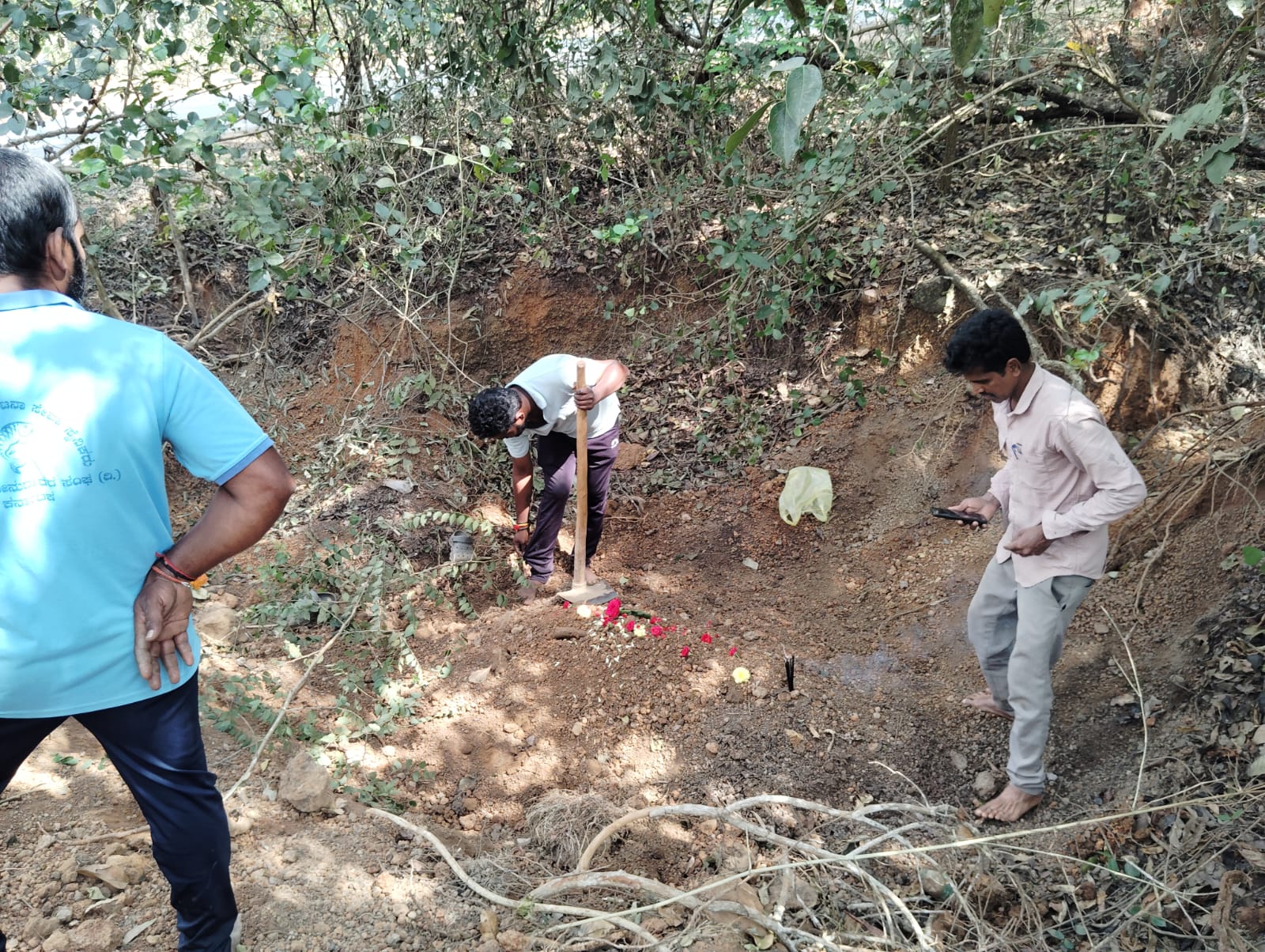 IMG 20251216 WA0127 1 ರಸ್ತೆ ಅಪಘಾತ ,ಬೀಡಾಡಿ ಗೋವು ಸಾವು: ಹಿಂದೂ ಕಾರ್ಯಕರ್ತ ರಿಂದ ಅಂತ್ಯ ಸಂಸ್ಕಾರ