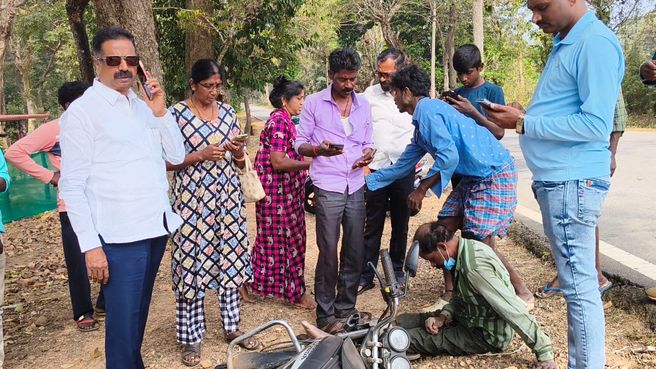 IMG 20251221 WA0170 ರಸ್ತೆ ಅಪಘಾತದ ವೇಳೆ ಮಾನವೀಯ ಸ್ಪಂದನೆ: 108ಕ್ಕೆ ಕರೆ ಮಾಡಿದ ಮಾಜಿ ಸಚಿವ ಹೆಚ್. ಹಾಲಪ್ಪ