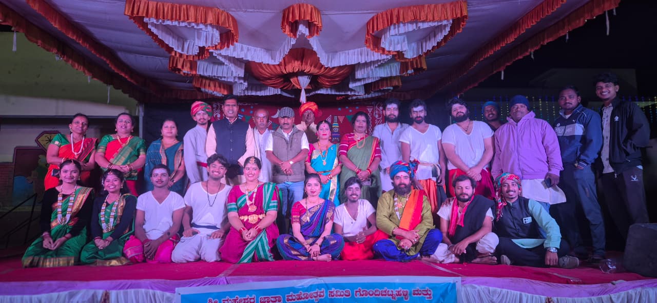 IMG 20251223 WA0189 ಗೊಂದಿ ಚಟ್ನಳ್ಳಿಯ ಜಾತ್ರೆಯಲ್ಲಿ ಮೆರೆದ ‘ಜೋಕುಮಾರಸ್ವಾಮಿ’ – ಜನಪದ ರಂಗಪರಂಪರೆಗೆ ಜೀವ ತುಂಬಿದ ಯುವಶಕ್ತಿ'