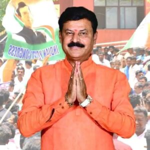 fb img 17665051346626313136014849412688 ನಾಡಿ ನ್ಯೂಸ್ ವರದಿಗೆ ಸ್ಪಂದಿಸಿದ ತಾಲ್ಲೂಕು ಆಡಳಿತ – ವೇಲಾಯುಧನ್ ಅವರ ಮನೆಗೆ ತಹಶೀಲ್ದಾರ್ ಭರತ್ ರಾಜ್ ಭೇಟಿ