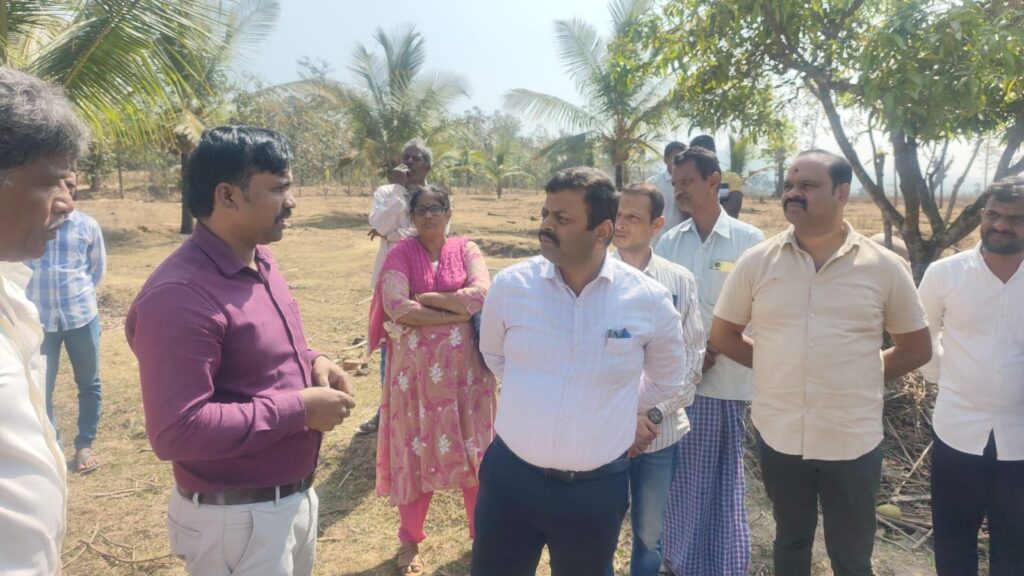 img 20251223 wa01037094855541516252213 ನಾಡಿ ನ್ಯೂಸ್ ವರದಿಗೆ ಸ್ಪಂದಿಸಿದ ತಾಲ್ಲೂಕು ಆಡಳಿತ – ವೇಲಾಯುಧನ್ ಅವರ ಮನೆಗೆ ತಹಶೀಲ್ದಾರ್ ಭರತ್ ರಾಜ್ ಭೇಟಿ