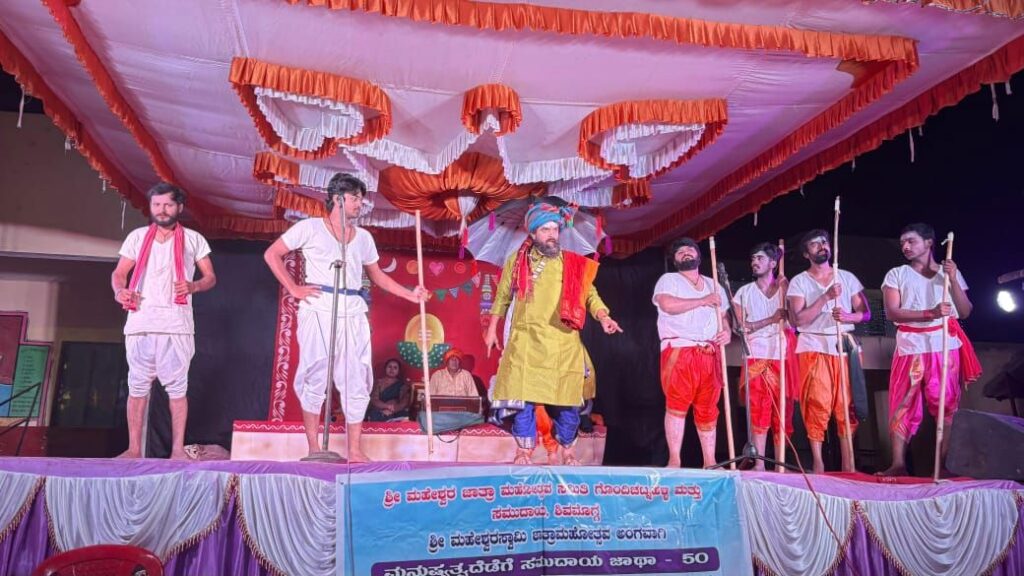 img 20251223 wa01904237802484035472567 ಗೊಂದಿ ಚಟ್ನಳ್ಳಿಯ ಜಾತ್ರೆಯಲ್ಲಿ ಮೆರೆದ ‘ಜೋಕುಮಾರಸ್ವಾಮಿ’ – ಜನಪದ ರಂಗಪರಂಪರೆಗೆ ಜೀವ ತುಂಬಿದ ಯುವಶಕ್ತಿ'