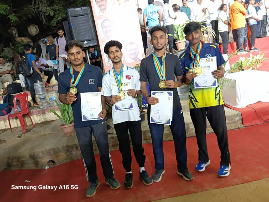 img 20251225 wa00916998539888967561036 ರಿಪ್ಪನ್ ಪೇಟೆಯ ಗರ್ವ: ಆಯುಷ್ ಎಸ್.ಆರ್.ಗೆ 200 ಮೀ. ಓಟದಲ್ಲಿ ಚಿನ್ನ, 100 ಮೀ. ಬೆಳ್ಳಿ, ರಿಲೇಯಲ್ಲಿ ಮೊದಲ ಸ್ಥಾನ |SSVVC ವಾಲಿಬಾಲ್ ನಲ್ಲಿ ರನ್ನರ್‌ಅಪ್