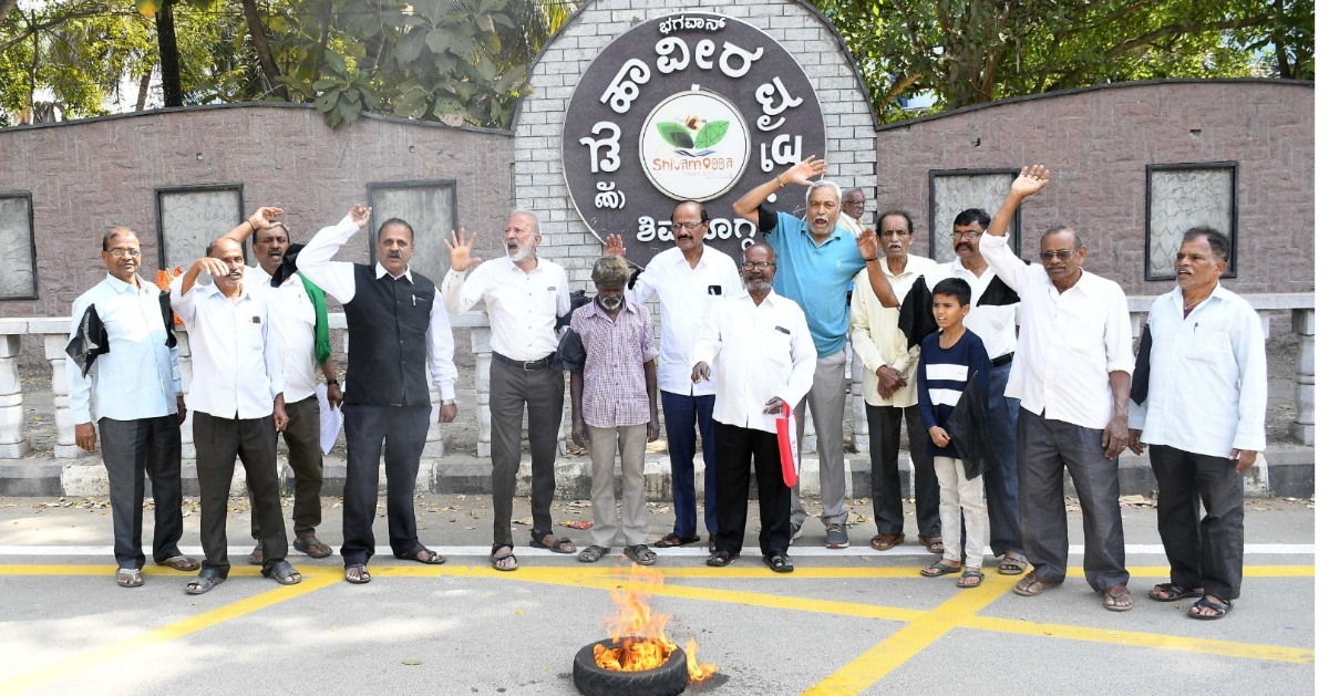 ಮಲೆನಾಡಿನಲ್ಲಿಯೇ ಪ್ರಪ್ರಥಮ ಬಾರಿಗೆ 1280 x 1280 px 1200 x 629 px 20251220 012647 0000 1 ಬಿ.ಪಿ.ಎಲ್ ಕಾರ್ಡ್ ಆದಾಯ ಮಿತಿ ಹೆಚ್ಚಿಸುವಂತೆ ರಾಜ್ಯ ಸರ್ಕಾರದ ವಿರುದ್ಧ  ಪ್ರತಿಭಟನೆ