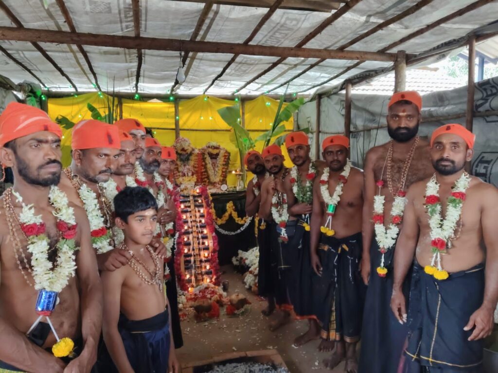 1002003995655635622987610506 ಶ್ರದ್ಧಾ ಭಕ್ತಿಯಿಂದ ವ್ರತಾಚರಿಸಿದ ಅಯ್ಯಪ್ಪ ಮಾಲಾಧಾರಿಗಳು ;ಶಬರಿಮಲೆಯ ಕಡೆಗೆ ಪ್ರಯಾಣ