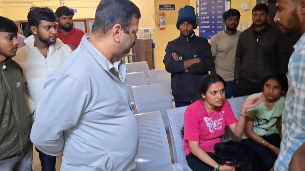 20260128 0032402941639348846029656 ಸುಡೂರು ಬೆಂಕಿ ಅವಘಡ - ಘಟನಾ ಸ್ಥಳಕ್ಕೆ ತಹಶೀಲ್ದಾರ್ ಭರತರಾಜ್ ಭೇಟಿ