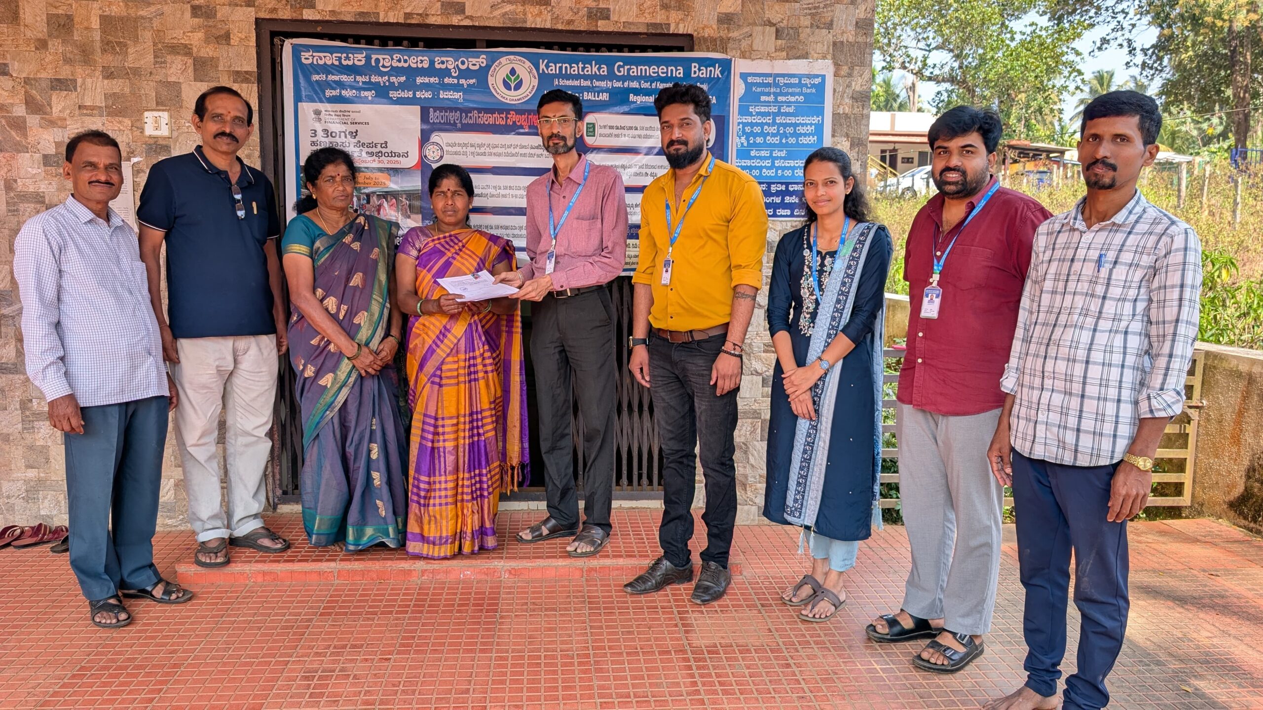 IMG 20260129 WA0024 scaled ಕರ್ನಾಟಕ&nbsp; ಗ್ರಾಮೀಣ ಬ್ಯಾಂಕ್  ವತಿಯಿಂದ ಮೃತ ಮಂಜುನಾಥ್ ಕುಟುಂಬಕ್ಕೆ 2 ಲಕ್ಷ ರೂ. ಚೆಕ್ ವಿತರಣೆ