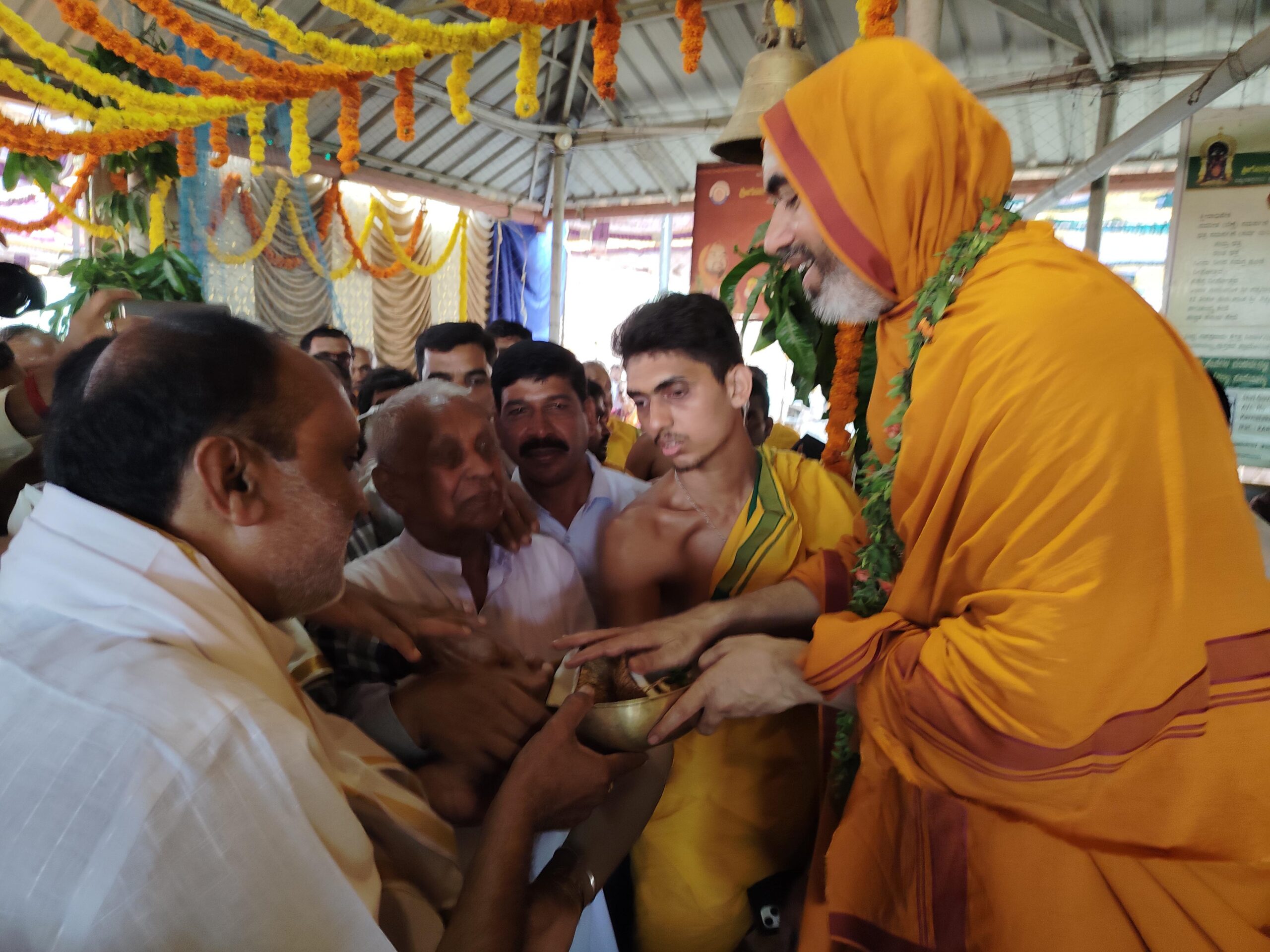 25hnr3photo.shree scaled ರಾಮಚಂದ್ರಾಪುರದ ಗೋವರ್ಧನ ಗಿರಿಧಾರಿಯಲ್ಲಿ ಕೃಷ್ಣಾರ್ಪಣಂ ಕಾರ್ಯಕ್ರಮ