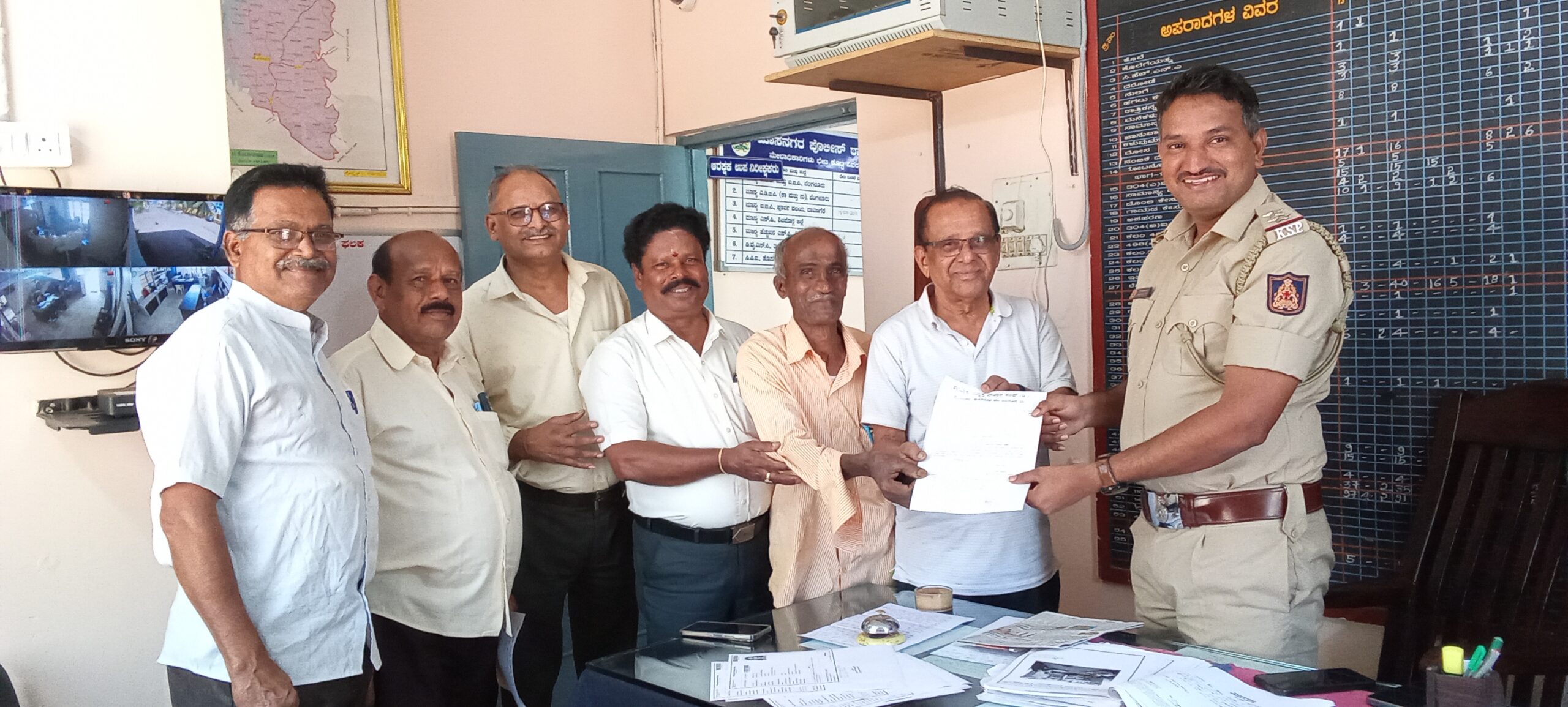 4hnr1photo.police scaled ಪೋಲೀಸ್ ಇಲಾಖೆಯ ಆಸರೆ ಕಾರ್ಯಕ್ರಮಕ್ಕೆ ಹಿರಿಯ ನಾಗರೀಕರಿಗೆ ಬಲ ಸಿಕ್ಕಿದತಾಂಗಿದೆ- ಡಾ.ದಿನಮಣಿ