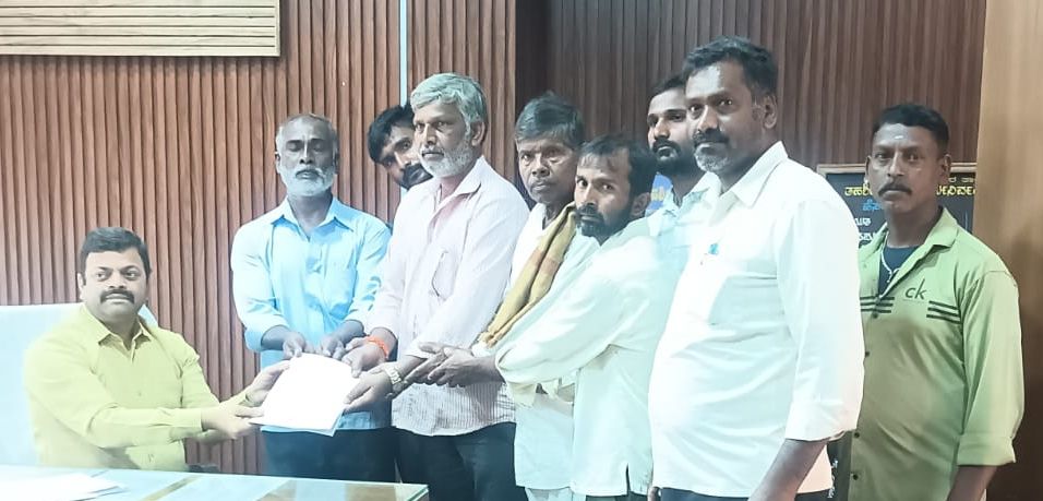 D 20 RPT 3P ಪರಿಶಿಷ್ಟ ಜನಾಂಗಕ್ಕೆ ಮೀಸಲಾತಿ ಘೋಷಿಸಲು ಆಗ್ರಹಿಸಿ ತಹಶೀಲ್ದಾರರಿಗೆ  ಗ್ರಾಮಸ್ಥರ ಮನವಿ