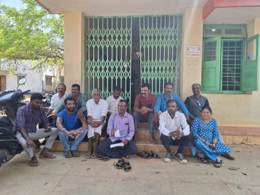 20260310 110926324540884362290355 ತಳಲೆ ಗ್ರಾಮಕ್ಕೆ 7 ದಿನಗಳಿಂದ ವಿದ್ಯುತ್ ಇಲ್ಲ - ಹೆಚ್ಚುವರಿ ಟಿಸಿ ಅಳವಡಿಕೆಗೆ ಬೇಡಿಕೆ, ಮೆಸ್ಕಾಂ ಕಚೇರಿ ಮುಂದೆ ಗ್ರಾಮಸ್ಥರ ಧರಣಿ !!