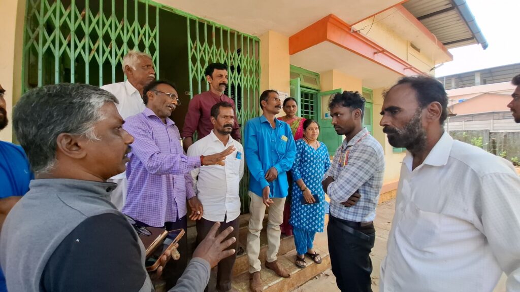 20260310 1123006028635104025502734 ತಳಲೆ ಗ್ರಾಮಕ್ಕೆ 7 ದಿನಗಳಿಂದ ವಿದ್ಯುತ್ ಇಲ್ಲ - ಹೆಚ್ಚುವರಿ ಟಿಸಿ ಅಳವಡಿಕೆಗೆ ಬೇಡಿಕೆ, ಮೆಸ್ಕಾಂ ಕಚೇರಿ ಮುಂದೆ ಗ್ರಾಮಸ್ಥರ ಧರಣಿ !!