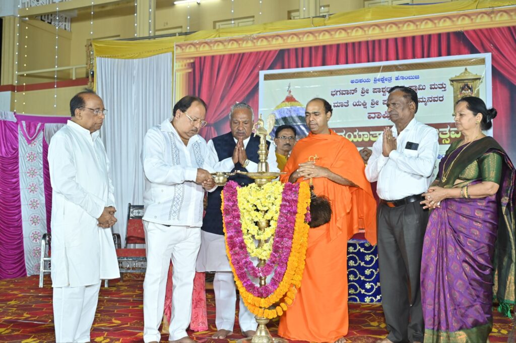 dsc 11485924291163673075897 ಹೊಂಬುಜದಲ್ಲಿ ಸಿದ್ಧಾಂತಕೀರ್ತಿ ಪ್ರಶಸ್ತಿ ಪ್ರದಾನ - ಜೈನ ಸಾಹಿತ್ಯ ಮಾನವೀಯ ಮೌಲ್ಯಗಳ ಸಂದೇಶ: ಪ್ರೊ. ಶಾಂತಿನಾಥ ದಿಬ್ಬದ