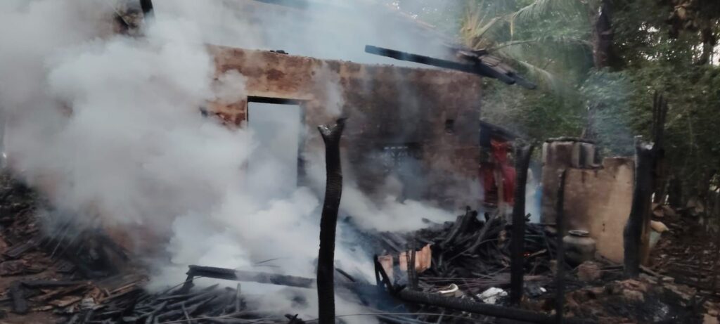 ಮನೆಗೆ ಆಕಸ್ಮಿಕ ಬೆಂಕಿ: ಸಂಪೂರ್ಣ ವಸ್ತುಗಳು ಭಸ್ಮ<br>ಶಾಸಕ ಆರಗ ಜ್ಞಾನೇಂದ್ರ ಭೇಟಿ, ಕುಟುಂಬಕ್ಕೆ ಸಾಂತ್ವನ 2 d 6 rpt 1p6214586386225093022 ಮನೆಗೆ ಆಕಸ್ಮಿಕ ಬೆಂಕಿ: ಸಂಪೂರ್ಣ ವಸ್ತುಗಳು ಭಸ್ಮ<br>ಶಾಸಕ ಆರಗ ಜ್ಞಾನೇಂದ್ರ ಭೇಟಿ, ಕುಟುಂಬಕ್ಕೆ ಸಾಂತ್ವನ