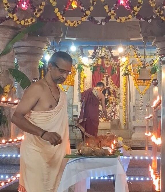 ಮಹಾರಥೋತ್ಸವ: ಮೊದಲ ದಿನ ಭಕ್ತಿಭಾವದಿಂದ ಆರಂಭ – ಧ್ವಜಾರೋಹಣ, ವೈಭವದ ರಂಗಪೂಜೆ 2 image editor output image 794257111 17758475225376597589815585553237 ಮಹಾರಥೋತ್ಸವ: ಮೊದಲ ದಿನ ಭಕ್ತಿಭಾವದಿಂದ ಆರಂಭ – ಧ್ವಜಾರೋಹಣ, ವೈಭವದ ರಂಗಪೂಜೆ