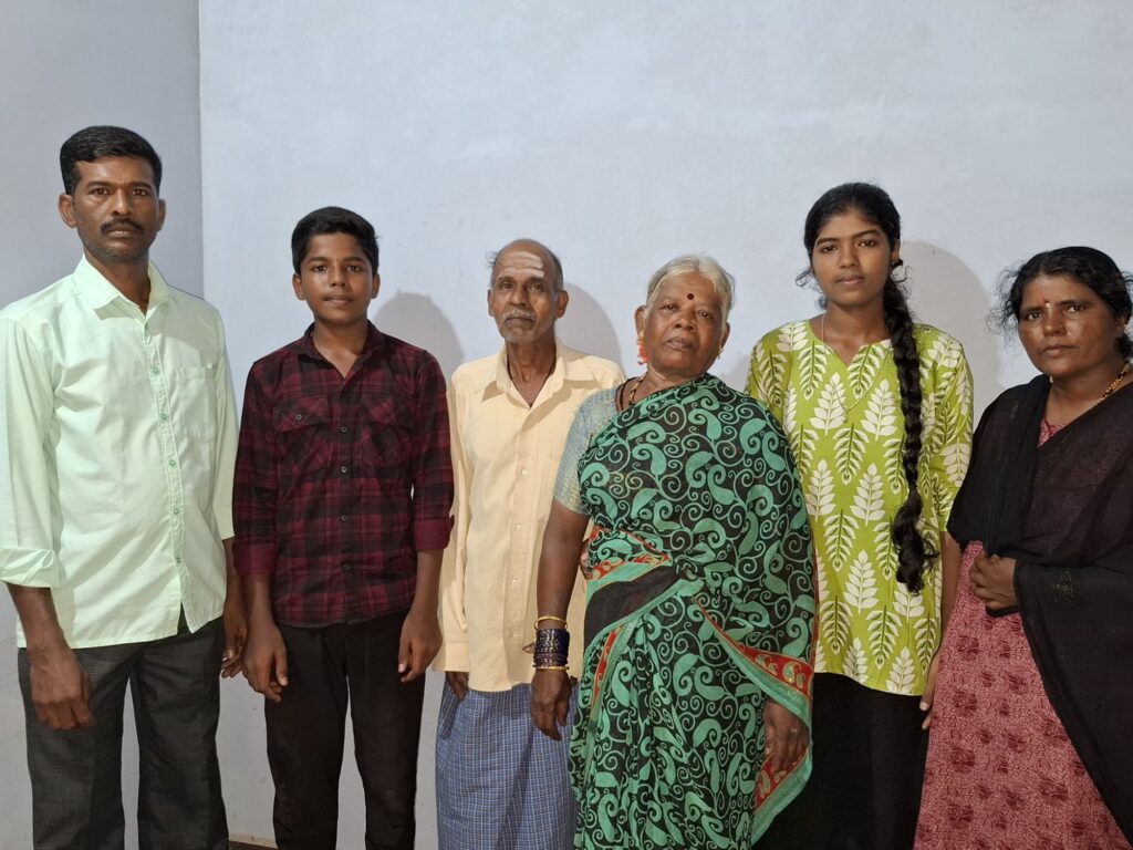 ಶೈಕ್ಷಣಿಕ ಸಾಧಕರಾದ ದೀಕ್ಷಿತ್ ಮತ್ತು ದಿವ್ಯಶ್ರೀ ಅವರ ಕುಟುಂಬ 1201748984400170823 ಗಾರೆ ಕೆಲಸ ಮಾಡಿ ಜೀವನ ಕಟ್ಟಿಕೊಂಡವರ ಮಕ್ಕಳು ಕಾಲೇಜಿಗೆ ಫಸ್ಟು&nbsp; !!