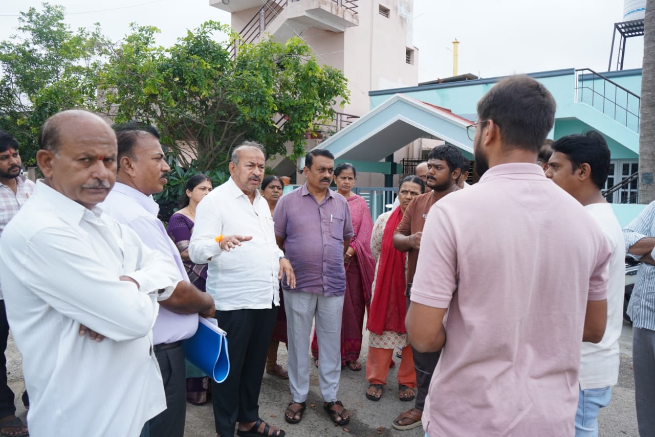 IMG 20260519 WA0022 ಸಾರ್ವಜನಿಕರಿಗೆ ಕಿರಿಕಿರಿಯಾಗದಂತೆ&nbsp; ಕಾಮಗಾರಿಯನ್ನು ತಕ್ಷಣವೇ ಪುನರಾರಂಭಿಸಿ ಅಧಿಕಾರಿಗಳಿಗೆ ಶಾಸಕ ಚೆನ್ನಿ ಸೂಚನೆ