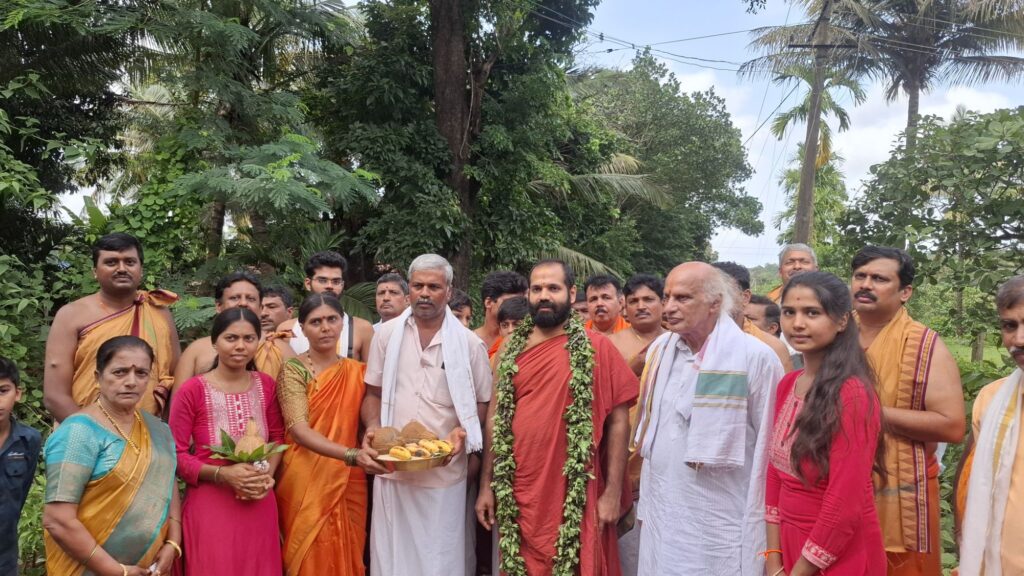 20260712 1529065158764193968424262 ಗದ್ದೆಯಿಂದ ಗರ್ಭಗುಡಿಗೆ-ದಕ್ಷಿಣ ಭಾರತದಲ್ಲೇ ಮೊದಲ ಬಾರಿಗೆ ವಿಶಿಷ್ಟ ಧಾರ್ಮಿಕ-ಕೃಷಿ ಅಭಿಯಾನ| ಕೊಳವಂಕದಲ್ಲಿ ಸೋದೆ ಶ್ರೀಗಳ ಐತಿಹಾಸಿಕ ಪಾದಯಾತ್ರೆ