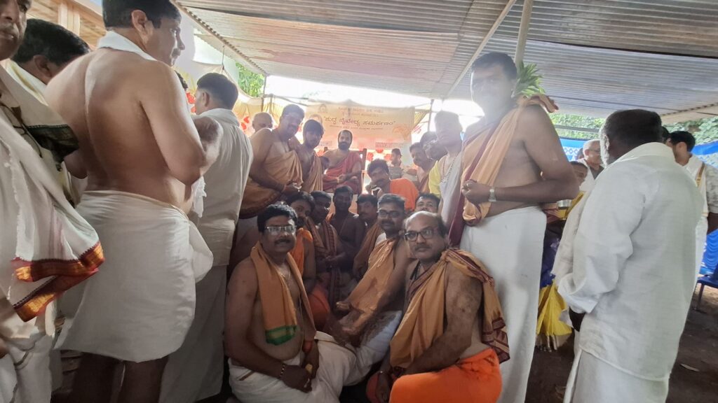 20260712 1714145320463816075127378 ಗದ್ದೆಯಿಂದ ಗರ್ಭಗುಡಿಗೆ-ದಕ್ಷಿಣ ಭಾರತದಲ್ಲೇ ಮೊದಲ ಬಾರಿಗೆ ವಿಶಿಷ್ಟ ಧಾರ್ಮಿಕ-ಕೃಷಿ ಅಭಿಯಾನ| ಕೊಳವಂಕದಲ್ಲಿ ಸೋದೆ ಶ್ರೀಗಳ ಐತಿಹಾಸಿಕ ಪಾದಯಾತ್ರೆ