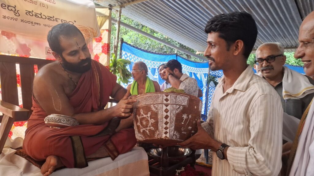 20260712 1722307018268543803107733 ಗದ್ದೆಯಿಂದ ಗರ್ಭಗುಡಿಗೆ-ದಕ್ಷಿಣ ಭಾರತದಲ್ಲೇ ಮೊದಲ ಬಾರಿಗೆ ವಿಶಿಷ್ಟ ಧಾರ್ಮಿಕ-ಕೃಷಿ ಅಭಿಯಾನ| ಕೊಳವಂಕದಲ್ಲಿ ಸೋದೆ ಶ್ರೀಗಳ ಐತಿಹಾಸಿಕ ಪಾದಯಾತ್ರೆ