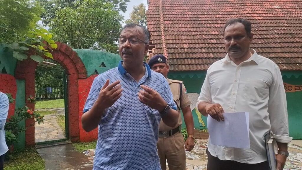 ಅರಸಾಳು ರೇಲ್ವೆ ನಿಲ್ದಾಣಕ್ಕೆ ಡಿಆರ್ಎಂ ಮುದಿತ್ ಮಿತ್ತಲ್ ಭೇಟಿ| ಮಾಲ್ಗುಡಿ ಮ್ಯೂಸಿಯಂ ಬಗ್ಗೆ ಏನಂದ್ರು? 2 20260808 120731284294325255758523749370 ಅರಸಾಳು ರೇಲ್ವೆ ನಿಲ್ದಾಣಕ್ಕೆ ಡಿಆರ್ಎಂ ಮುದಿತ್ ಮಿತ್ತಲ್ ಭೇಟಿ| ಮಾಲ್ಗುಡಿ ಮ್ಯೂಸಿಯಂ ಬಗ್ಗೆ ಏನಂದ್ರು?