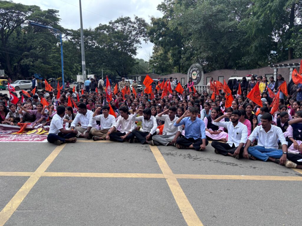 img 20260801 wa00693347386256054733515 ವಿದ್ಯಾರ್ಥಿಗಳ ಶೈಕ್ಷಣಿಕ ಸಮಸ್ಯೆಗಳ ಪರಿಹಾರಕ್ಕೆ ಆಗ್ರಹಿಸಿ ಎಬಿವಿಪಿ ಪ್ರತಿಭಟನೆ ; ಜಿಲ್ಲಾಧಿಕಾರಿ, ಕುವೆಂಪು ವಿವಿ ಕುಲಪತಿಗೆ ಮನವಿ
