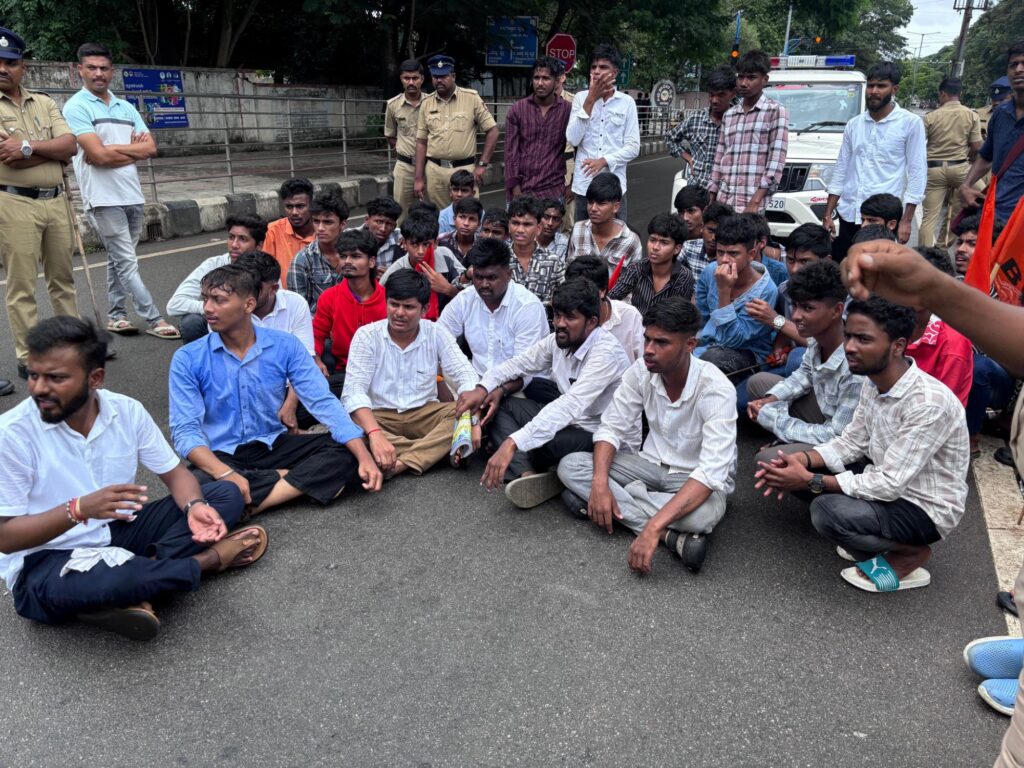 img 20260801 wa00723705493726122387512 ವಿದ್ಯಾರ್ಥಿಗಳ ಶೈಕ್ಷಣಿಕ ಸಮಸ್ಯೆಗಳ ಪರಿಹಾರಕ್ಕೆ ಆಗ್ರಹಿಸಿ ಎಬಿವಿಪಿ ಪ್ರತಿಭಟನೆ ; ಜಿಲ್ಲಾಧಿಕಾರಿ, ಕುವೆಂಪು ವಿವಿ ಕುಲಪತಿಗೆ ಮನವಿ