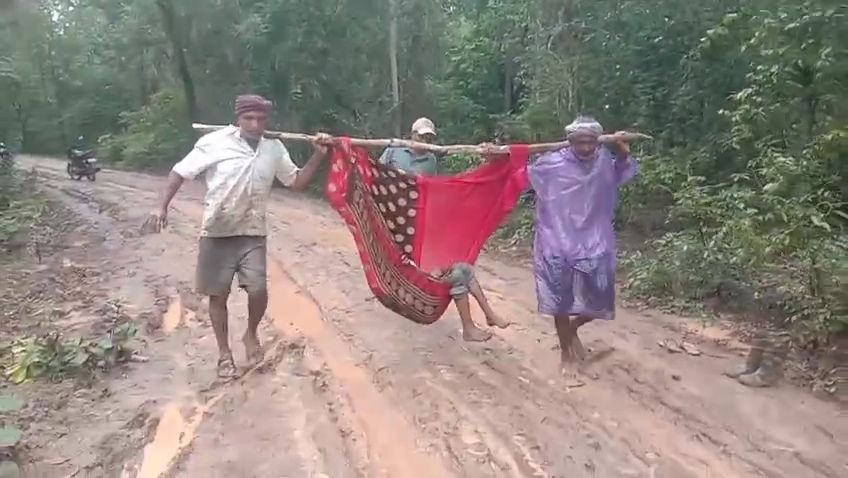 vid 20260812 wa0009885285592724215247 ಸಂಪಳ್ಳಿ-ಕರಡಿಗ-ಬೆಳಕೋಡು-ಕೊಳವಳ್ಳಿ ಗ್ರಾಮಸ್ಥರಿಂದ ರಸ್ತೆಗಾಗಿ ವಿನೂತನ ಪ್ರತಿಭಟನೆ|ಶಾಸಕ ಆರಗ ಜ್ಞಾನೇಂದ್ರ ವಿರುದ್ಧ ಜನಾಕ್ರೋಶ