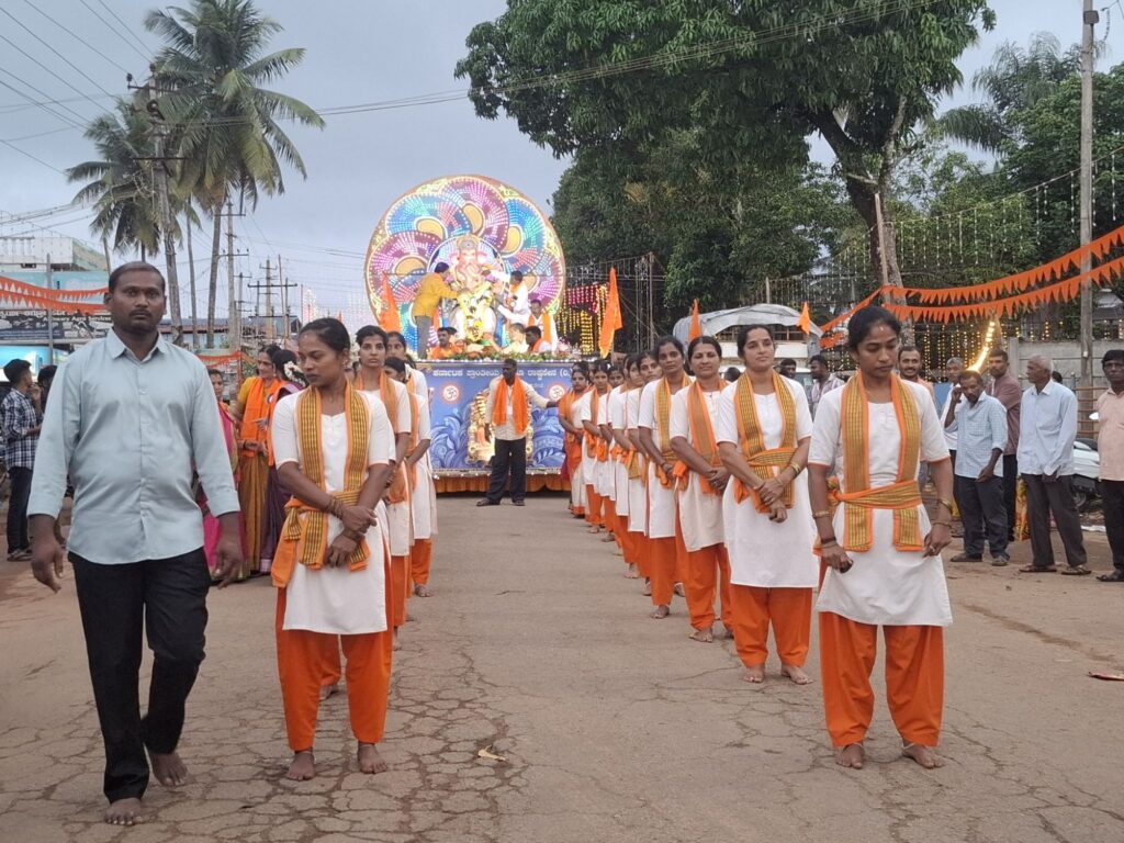 ರಿಪ್ಪನ್ ಪೇಟೆಯಲ್ಲಿ ಹಿಂದೂ ಮಹಾಸಭಾ ಗಣಪತಿ ಅದ್ದೂರಿ ರಾಜಬೀದಿ ಉತ್ಸವ |ಜಾನಪದ ಕಲಾತಂಡಗಳ ಮೆರಗು 2 20260924 1759561865511507419097026 ರಿಪ್ಪನ್ ಪೇಟೆಯಲ್ಲಿ ಹಿಂದೂ ಮಹಾಸಭಾ ಗಣಪತಿ ಅದ್ದೂರಿ ರಾಜಬೀದಿ ಉತ್ಸವ |ಜಾನಪದ ಕಲಾತಂಡಗಳ ಮೆರಗು
