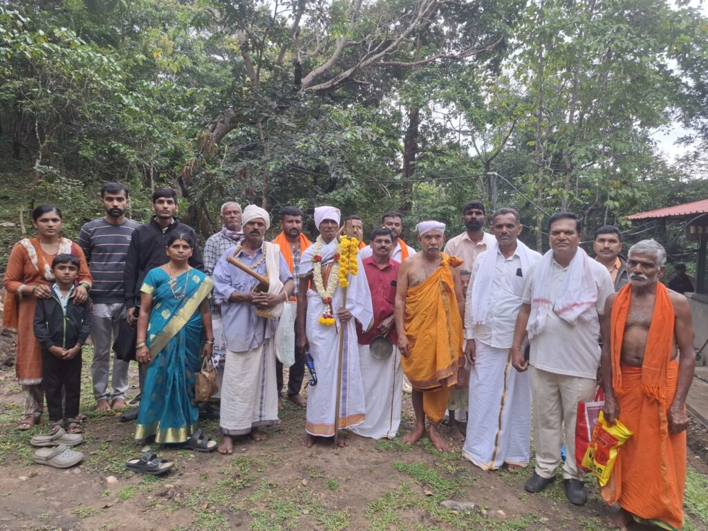 20260925 1428171321742885512774307 ಕೋಡೂರು|ಹೆಬ್ಬಂಡೆಗಳ ನಡುವೆ ನೆಲೆಸಿದ ಹಳೆ ಅಮ್ಮನಘಟ್ಟದ ಜೇನುಕಲ್ಲಮ್ಮ : ದಟ್ಟ ಕಾನನದ ದೈವಿಕ ತಾಣ,ವರ್ಷಕೊಮ್ಮೆ ವಿಶೇಷ ಪೂಜೆ